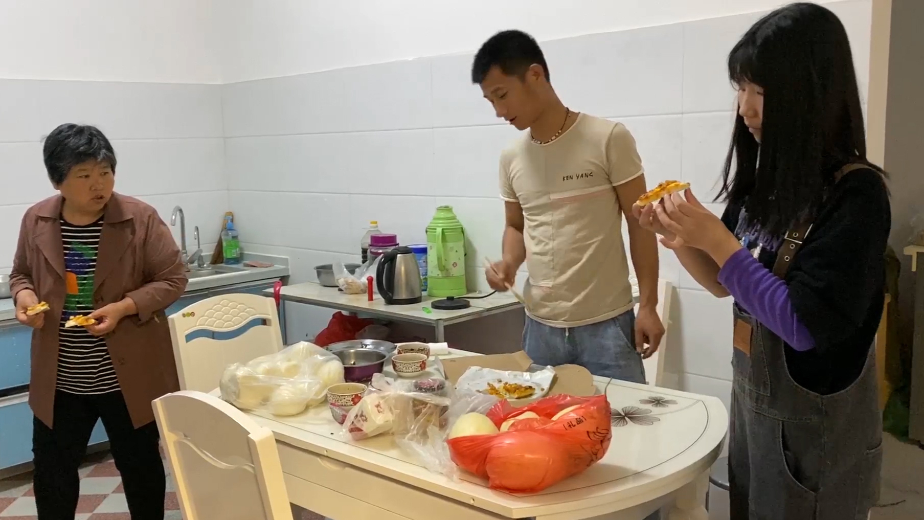 小伙带回来很多吃的,进屋切开给一家人都分分,今天这屋里热闹了